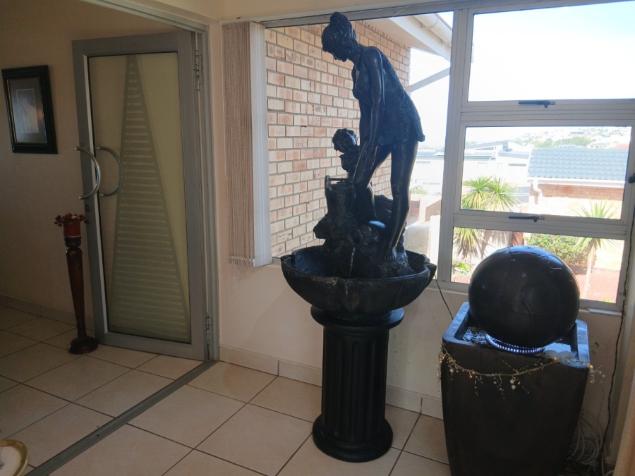 5 Bedroom Property for Sale in Wavecrest Eastern Cape